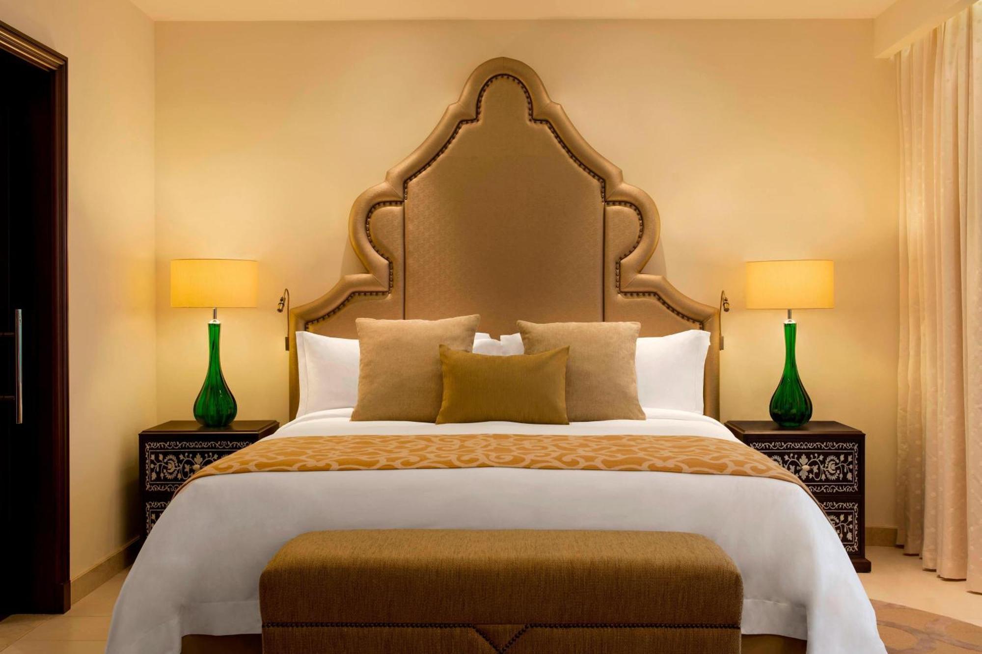 Ajman Saray, A Luxury Collection Resort, Αϊμάν Εξωτερικό φωτογραφία A bedroom at the Ritz-Carlton, DIFC