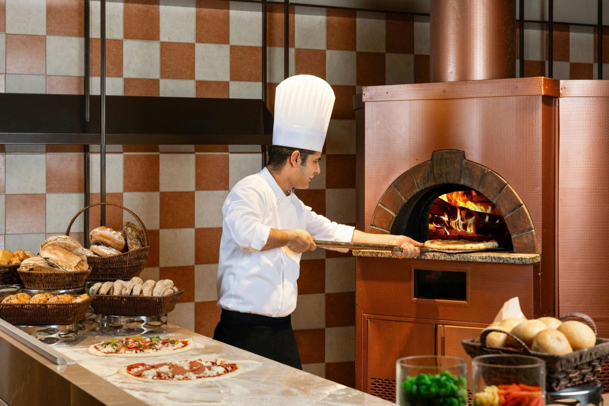 Ajman Saray, A Luxury Collection Resort, Αϊμάν Εξωτερικό φωτογραφία A pizzaiolo making a pizza
